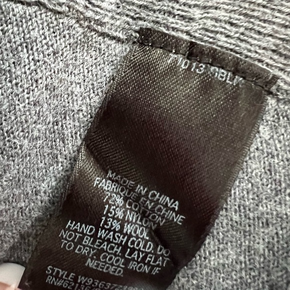 Guess V-Neck Sweater. - Picture 7 of 8